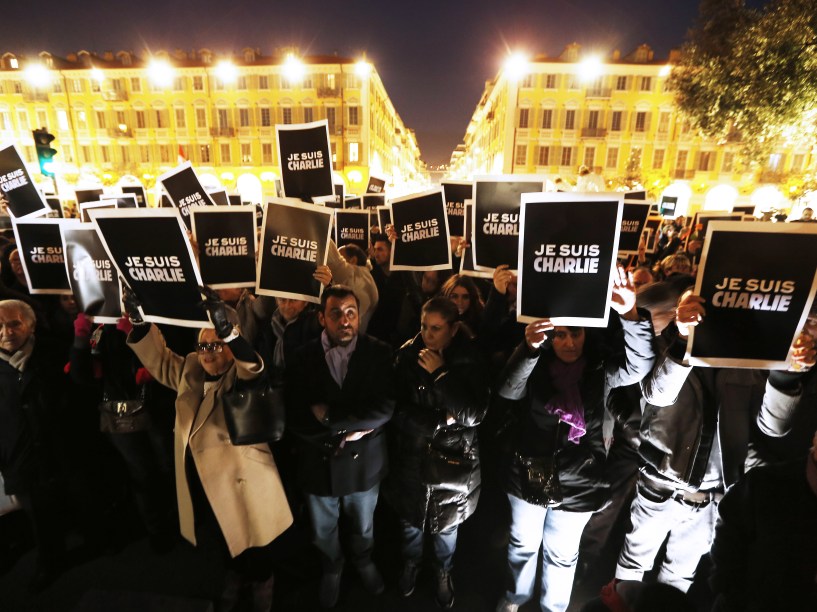 Milhares de franceses se reúnem na Place de la Republique (Praça da República), em Paris, para homenagear as vítimas do ataque feito por homens armados e encapuzados que abriram fogo e mataram ao menos 12 pessoas na sede da revista Charlie Hebdo, nesta quarta-feira (07)