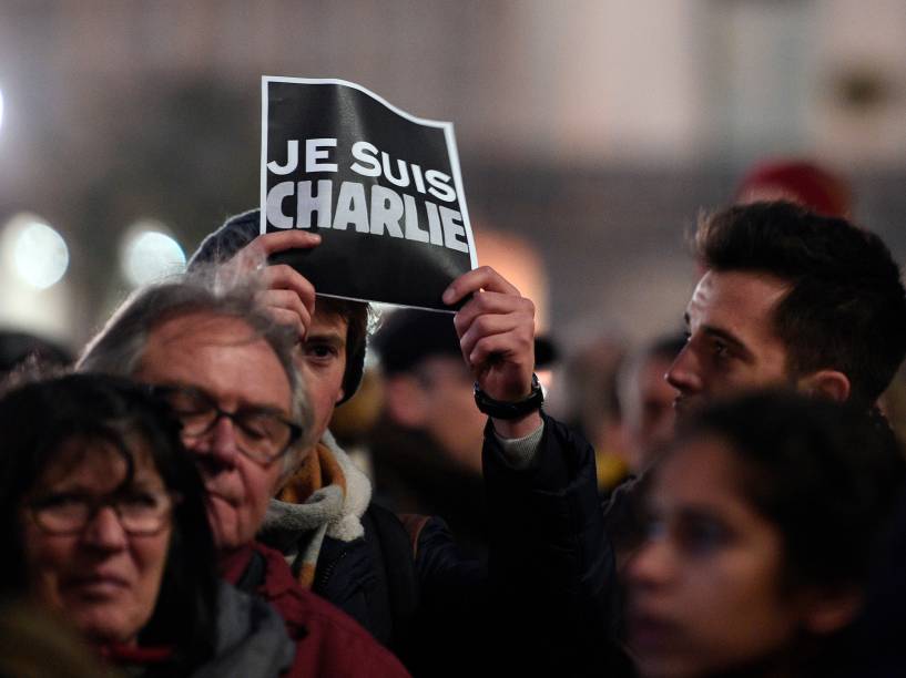 Pessoas seguram um cartaz onde se lê em francês: "Eu sou Charlie", depois que homens armados invadiram os escritórios da revista francesa Charlie Hebdo, em Paris. Pelo menos 12 pessoas morreram durante o ataque