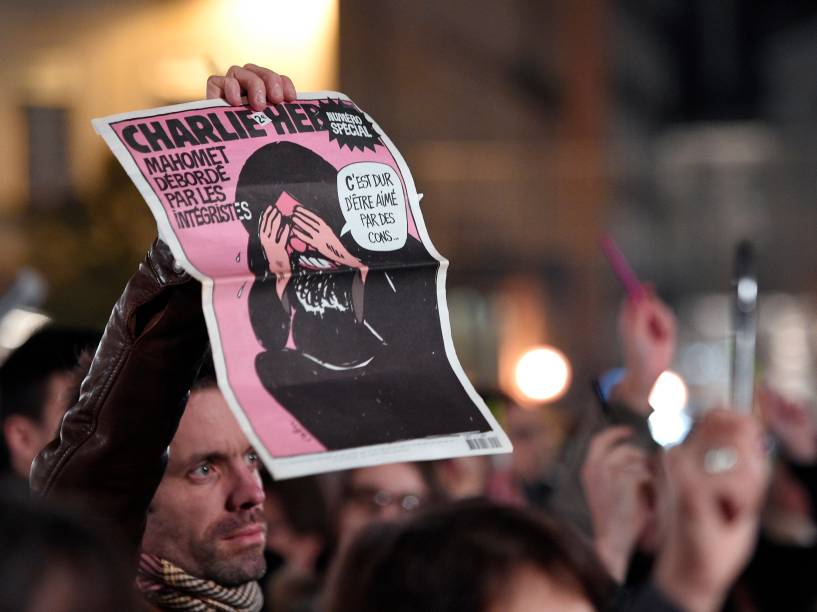 Milhares de franceses se reúnem na Place de la Republique (Praça da República), em Paris, para homenagear as vítimas do ataque feito por homens armados e encapuzados que abriram fogo e mataram ao menos 12 pessoas na sede da revista Charlie Hebdo, nesta quarta-feira (07)