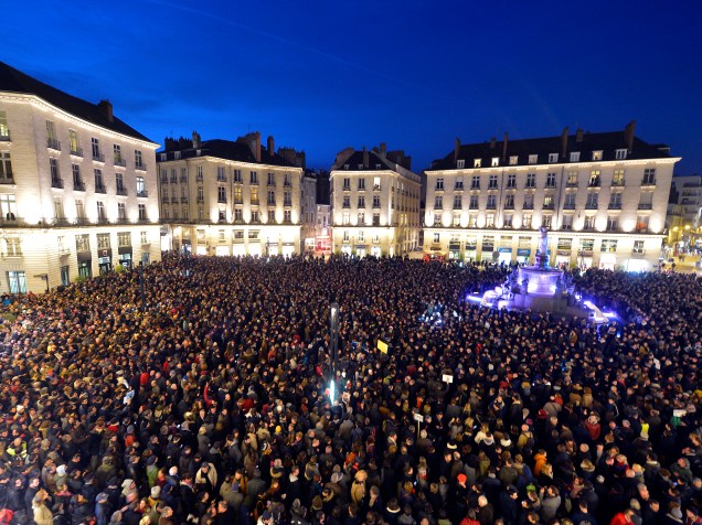 Milhares de franceses se reúnem na Place de la Republique (Praça da República), em Paris, para homenagear as vítimas do ataque feito por homens armados e encapuzados que abriram fogo e mataram ao menos 12 pessoas na sede da revista Charlie Hebdo, nesta quarta-feira (07)