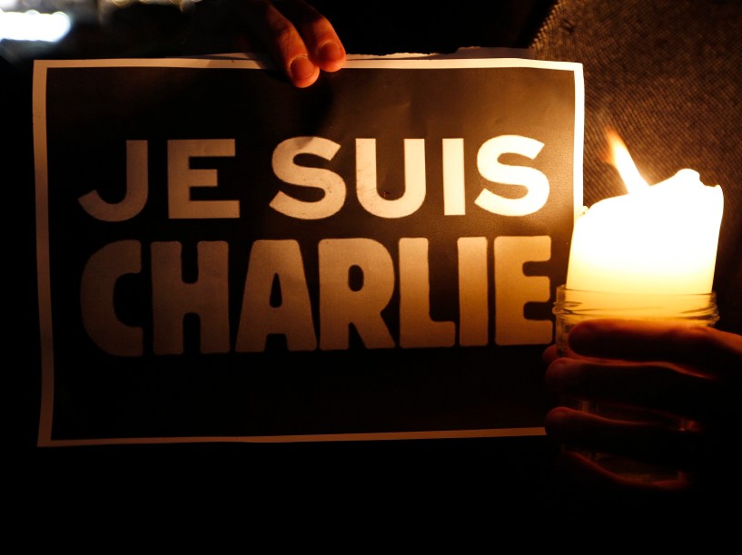 Pessoas seguram um cartaz onde se lê em francês: "Eu sou Charlie", depois que homens armados invadiram os escritórios da revista francesa Charlie Hebdo, em Paris. Pelo menos 12 pessoas morreram durante o ataque