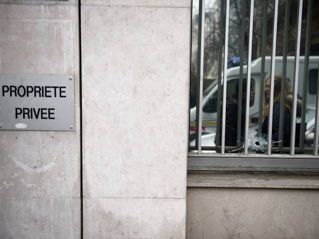 Marcas de bala na janela das instalações do jornal satírico francês Charlie Hebdo em Paris, após ataque de homens armados que invadiram os escritórios deixando pelo menos 12 pessoas mortas - 07/01/2015