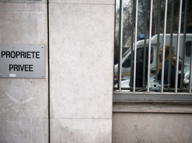Marcas de bala na janela das instalações do jornal satírico francês Charlie Hebdo em Paris, após ataque de homens armados que invadiram os escritórios deixando pelo menos 12 pessoas mortas - 07/01/2015