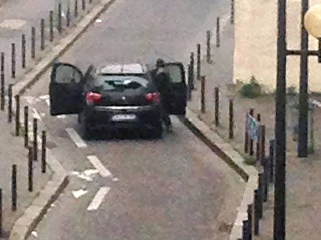 Homens armados foram vistos perto das instalações do jornal satírico francês Charlie Hebdo em Paris antes do ataque - 07/01/2015