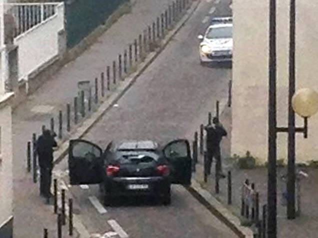 Homens armados foram vistos perto das instalações do jornal satírico francês Charlie Hebdo em Paris antes do ataque - 07/01/2015