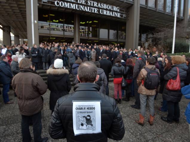 Pessoas fazem um minuto de silêncio, depois que homens armados invadiram os escritórios da revista francesa Charlie Hebdo, em Paris. Pelo menos 12 pessoas morreram durante o ataque