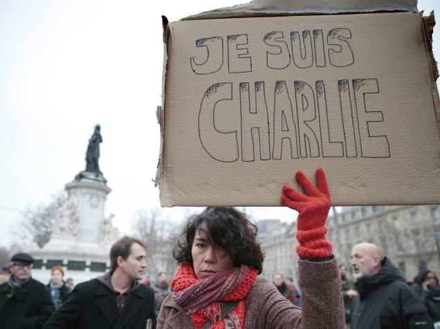 Uma mulher segura um cartaz onde se lê em francês: "Eu sou Charlie", depois que homens armados invadiram os escritórios da revista francesa Charlie Hebdo, em Paris. Pelo menos 12 pessoas morreram durante o ataque