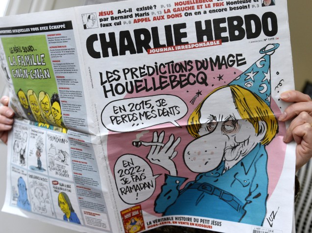 Leitora folheia edição desta quarta-feira (07) da Charlie Hebdo. A revista semanal de humor foi alvo de um ataque terrorista em Paris