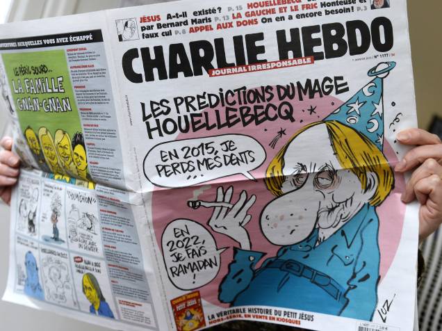 Leitora folheia última edição do Charlie Hebdo, jornal foi alvo de ataque em Paris, nesta quarta-feira (07)
