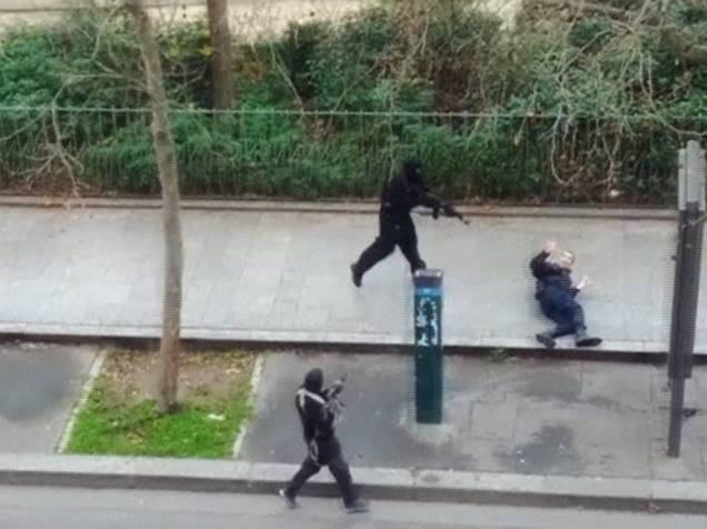 Frame de vídeo que mostra o momento em que terrorista com o rosto coberto executa um policial em Paris - 07/01/2015