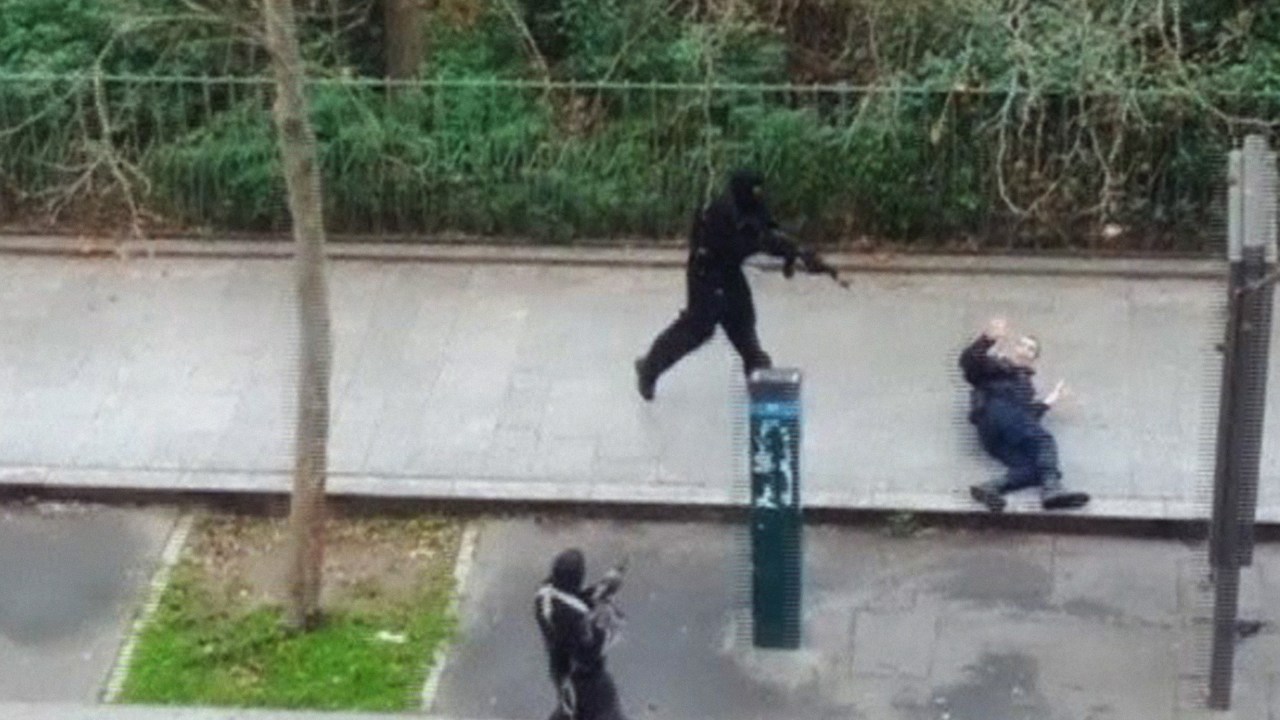 Frame de vídeo que mostra o momento em que terrorista com o rosto coberto executa um policial em Paris - 07/01/2015