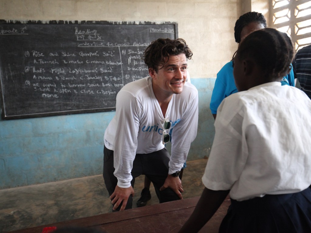 O ator Orlando Bloom, embaixador da Boa Vontade da Unicef, durante visita à Libéria