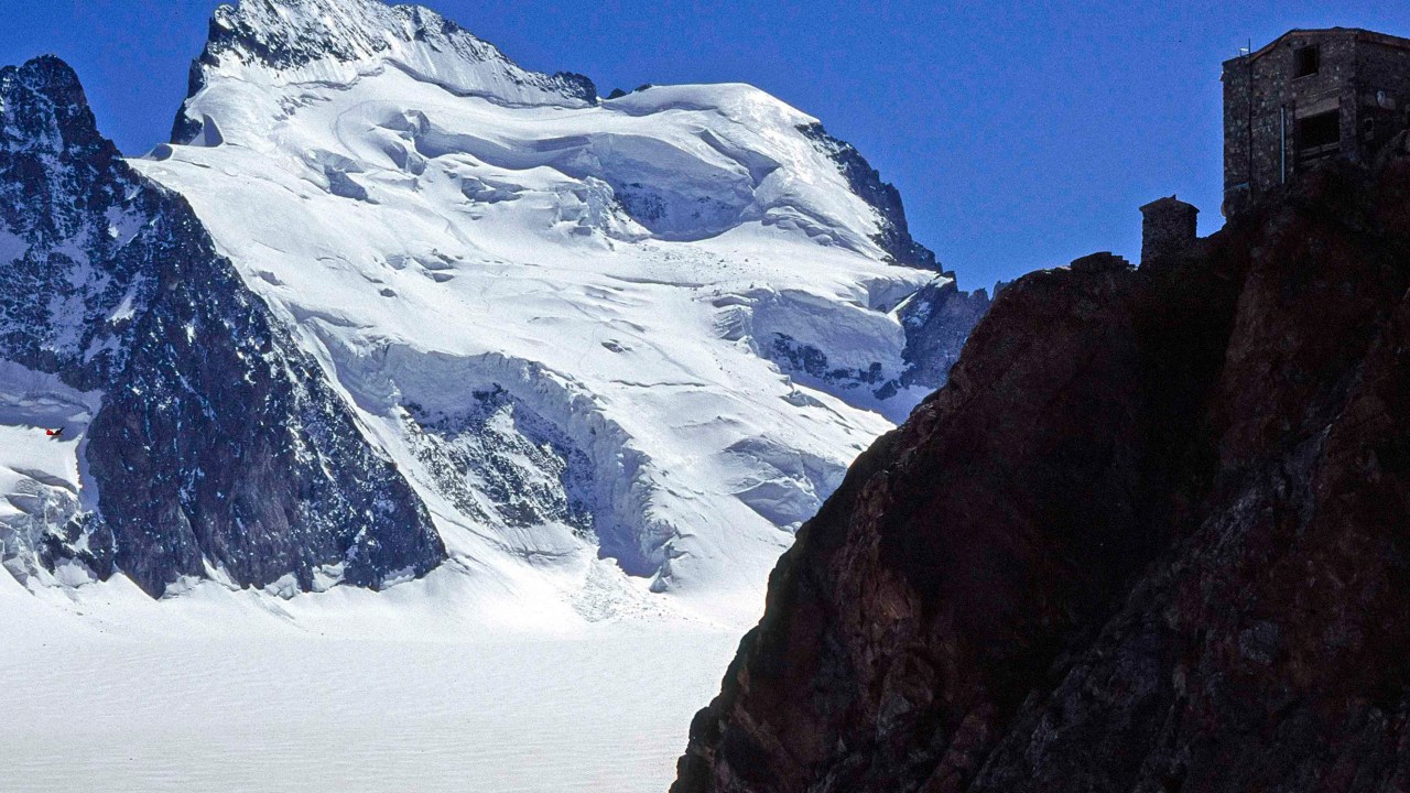 Imagem de arquivo mostra a região da avalanche no maciço de Écrins nos Alpes, perto de Pelvoux, na França