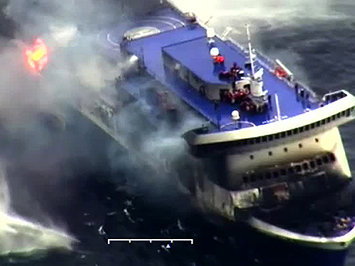 Frame de vídeo divulgado pela Guarda Costeira da Itália mostra o Norman Atlantic em chamas