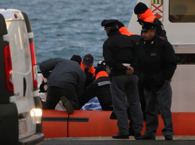 Membros da Guarda Costeira Italiana carregam corpo de passageiro da balsa Norman Atlantic ao chegarem na província de Brindisi, na Itália