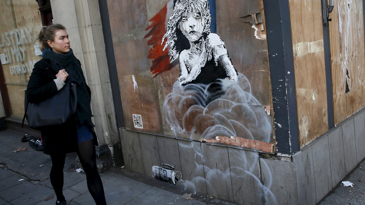 Novo mural de Banksy em frente à embaixada francesa em Londres destaca a utilização de gás lacrimogêneo contra refugiados abrigados em Calais - 25/01/2016