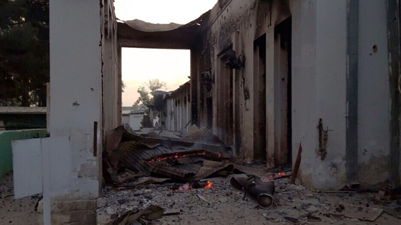Imagem divulgada pelos Médicos Sem Fronteiras mostra um incêndio em parte do hospital da organização na cidade afegã de Kunduz após ter sido atingido por um ataque aéreo - 03/10/2015