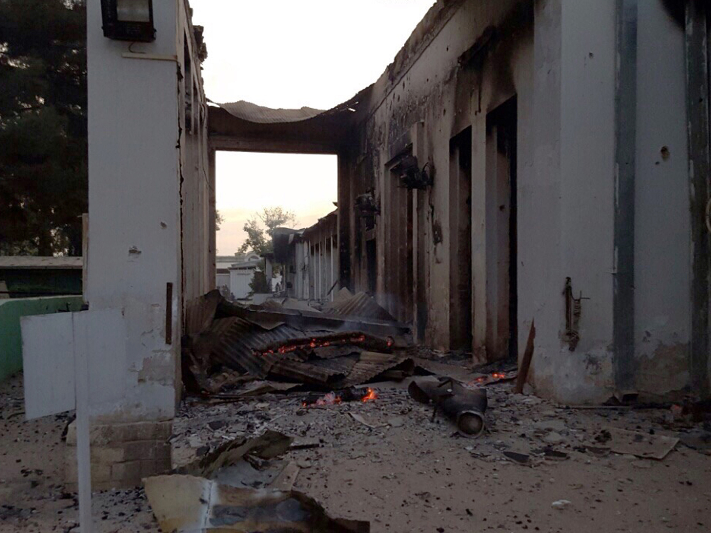 Imagem divulgada pelos Médicos Sem Fronteiras mostra um incêndio em parte do hospital da organização na cidade afegã de Kunduz após ter sido atingido por um ataque aéreo - 03/10/2015