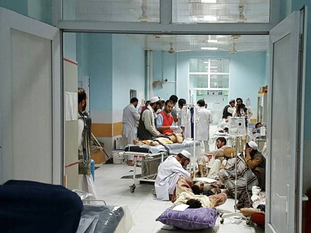 Imagem divulgada pelos Médicos Sem Fronteiras mostra civis feridos após ofensiva contra militantes do Talibã que atingiu um hospital da organização em Kunduz, no Afeganistão - 03/10/2015