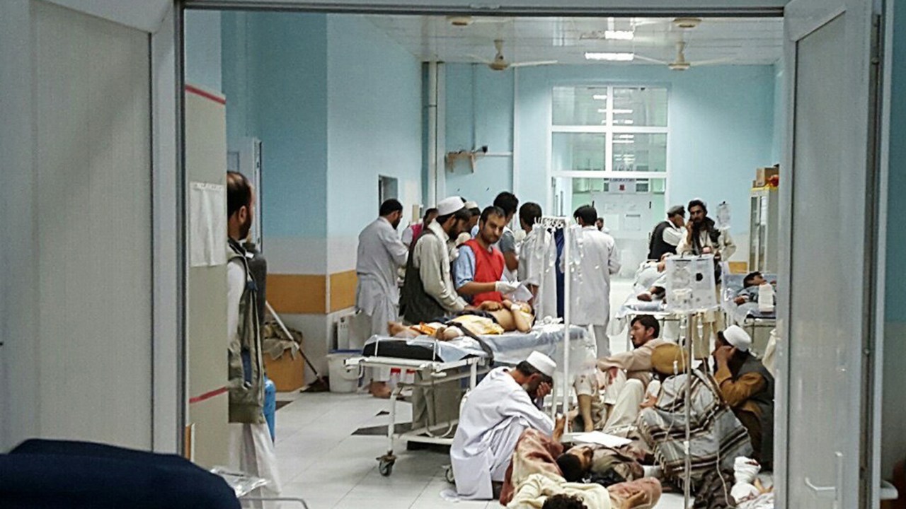 Imagem divulgada pelos Médicos Sem Fronteiras mostra civis feridos após ofensiva contra militantes do Talibã que atingiu um hospital da organização em Kunduz, no Afeganistão - 03/10/2015