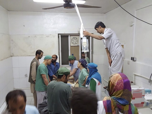 Cirurgiões dos Médicos Sem Fronteiras atendem civis feridos após ofensiva contra militantes do Talibã que atingiu um hospital da organização em Kunduz, no Afeganistão - 03/10/2015