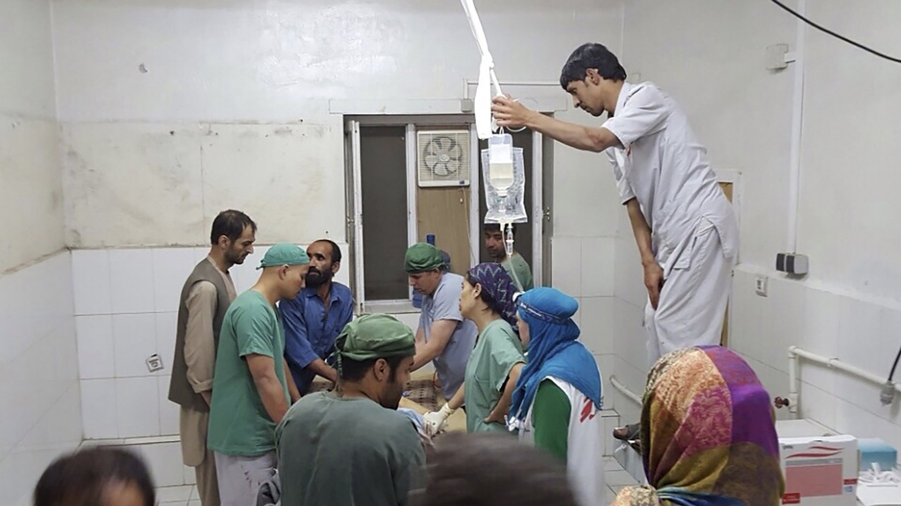 Cirurgiões dos Médicos Sem Fronteiras atendem civis feridos após ofensiva contra militantes do Talibã que atingiu um hospital da organização em Kunduz, no Afeganistão - 03/10/2015