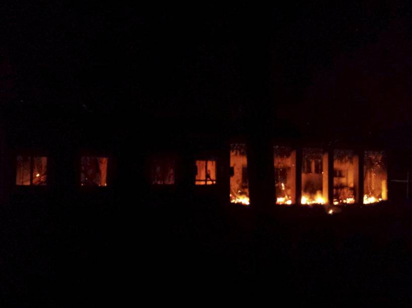 Imagem divulgada pelos Médicos Sem Fronteiras mostra um incêndio em parte do hospital da organização na cidade afegã de Kunduz após ter sido atingido por um ataque aéreo - 03/10/2015