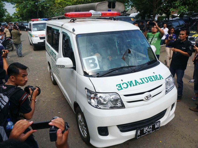 Comboio de ambulâncias carregando caixões chegam à ilha de Nusa Kambangan, na Indonésia, onde deve acontecer a execução de seis condenados por tráfico de drogas no país - 17/01/2015