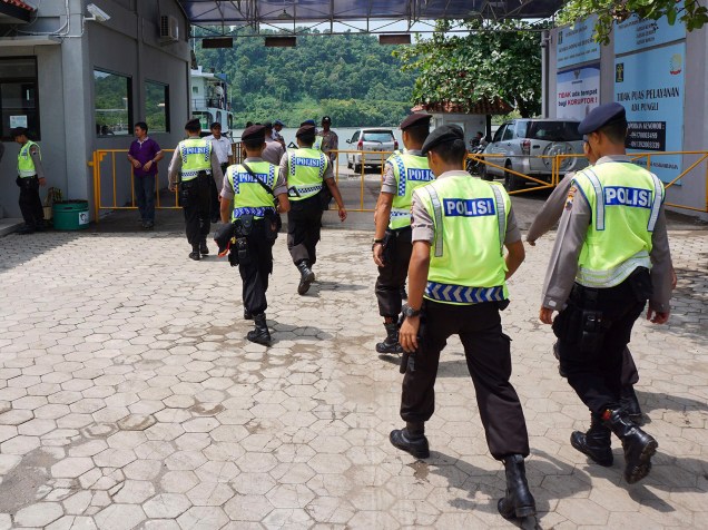 Policiais da Indonésia durante preparação de segurança para provável execução de seis condenados à morte por tráfico de drogas no país - 17/01/2015