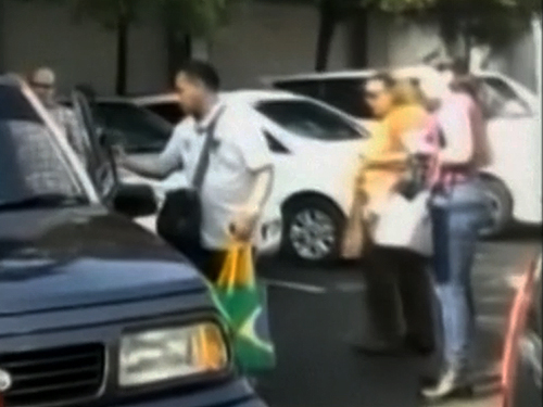 Em vídeo divulgado por emissora televisiva local, parentes do brasileiro Marco Archer, que deve ser executado na Indonésia, chegam à prisão para última visita - 17/01/2015