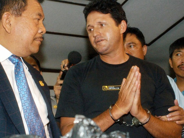 Marco Archer, preso por tráfico de drogas, durante coletiva de imprensa em 2003 na Indonésia