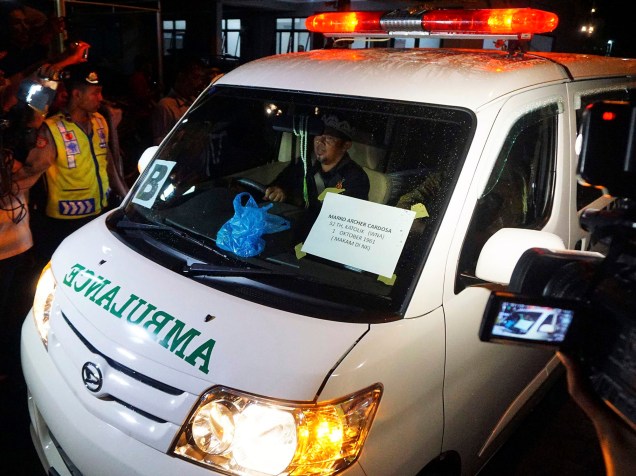 Ambulância carregando o corpo do brasileiro Marco Archer, condenado à morte por tráfico de drogas na Indonésia, deixa a ilha de Nusa Kambangan - 17/01/2015