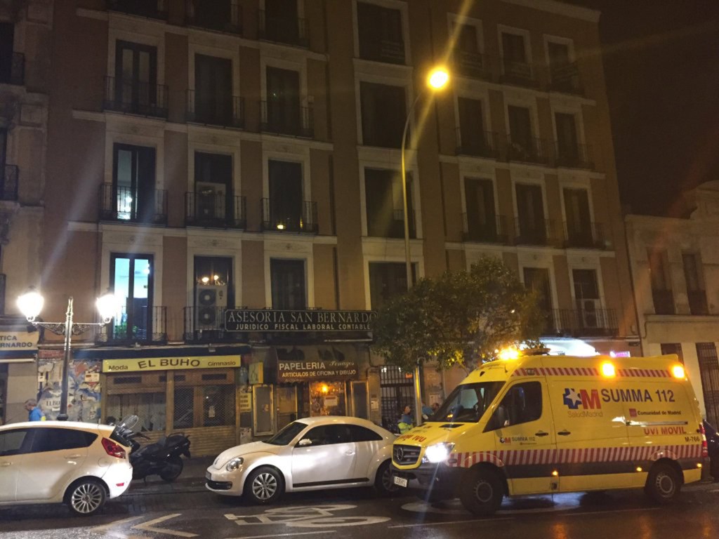 Ambulância é vista no endereço onde um brasileiro foi encontrado degolado em Madri na Espanha