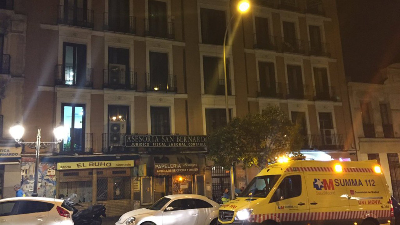 Ambulância é vista no endereço onde um brasileiro foi encontrado degolado em Madri na Espanha