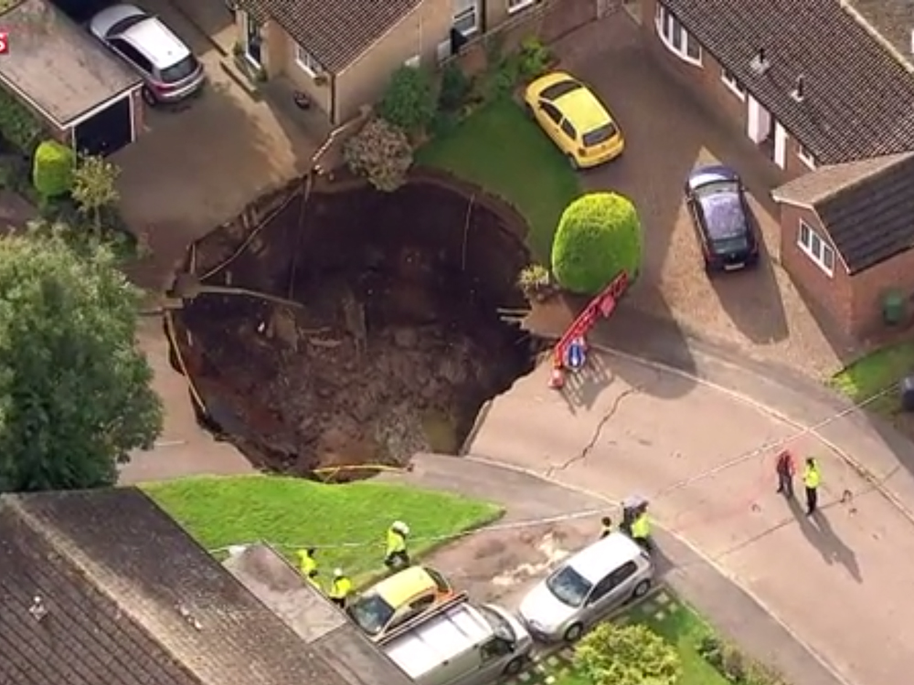 Uma cratera se abriu em uma rua do condado de Hertfordshire, nos arredores de Londres, na Inglaterra