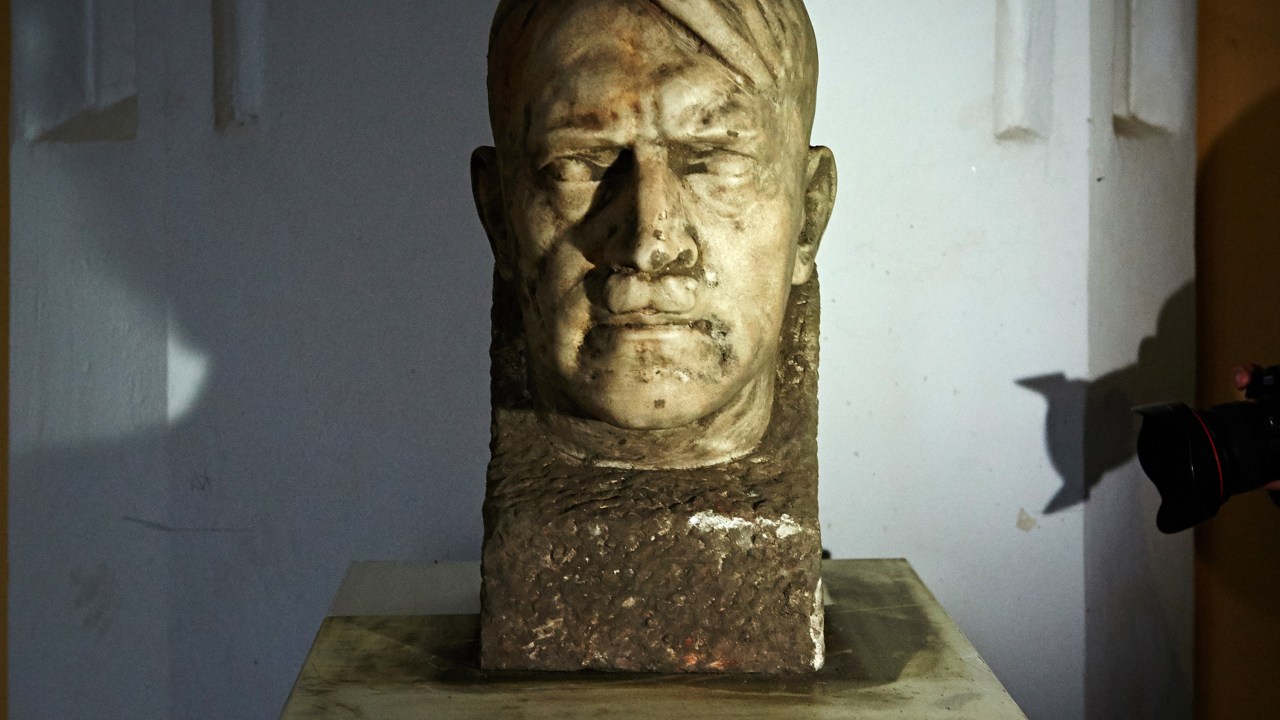 Um busto de mármore do ditador alemão Adolf Hitler feito por Josef Thorak, um dos escultores oficiais do Terceiro Reich, no Museu Nacional em Gdansk, na Polônia - 05/11/2015