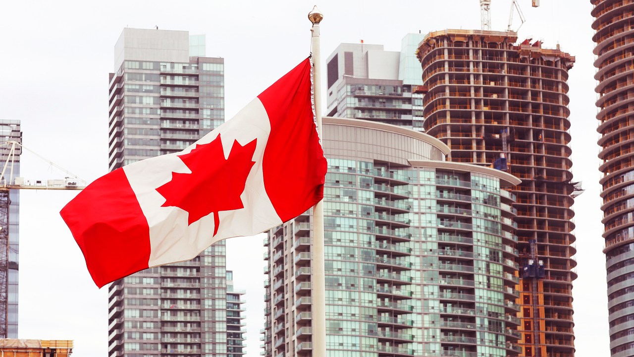 Bandeira do Canadá em meio aos edifícios em Vancouver