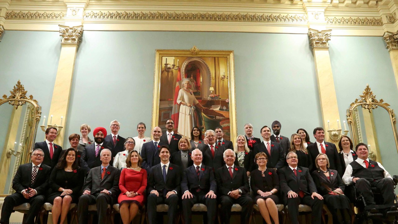Novo primeiro-ministro do Canadá Justin Trudeau posa com seu gabinete após tomada de posse em Rideau Hall, em Ottawa - 04/11/2015