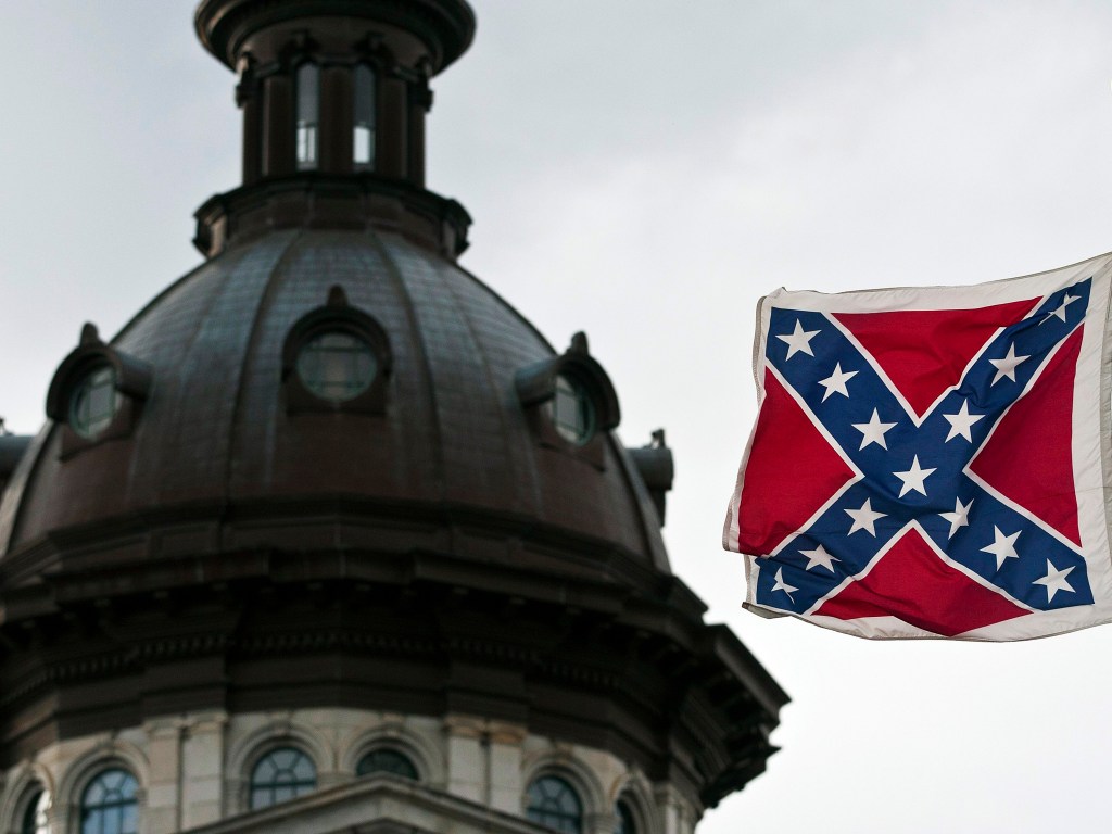 Foto de 2012 mostra a bandeira confederada vista do lado de fora da Câmara do Estado da Carolina do Sul, em Columbia