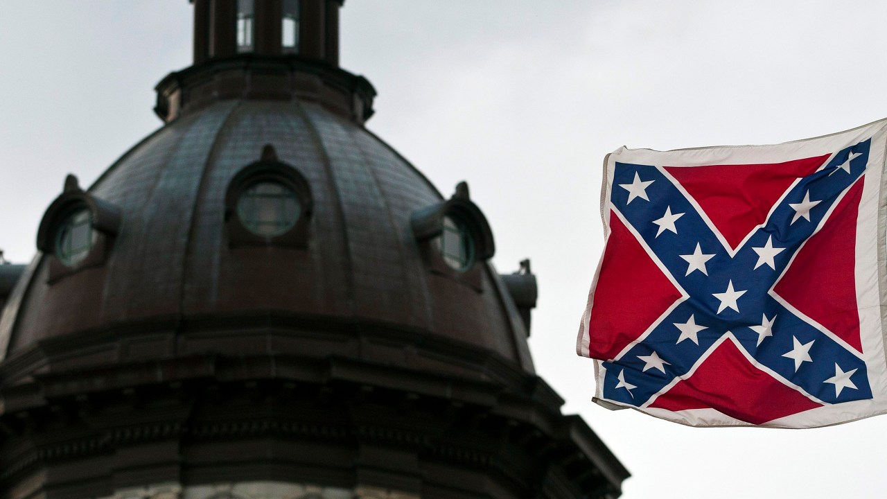 Foto de 2012 mostra a bandeira confederada vista do lado de fora da Câmara do Estado da Carolina do Sul, em Columbia