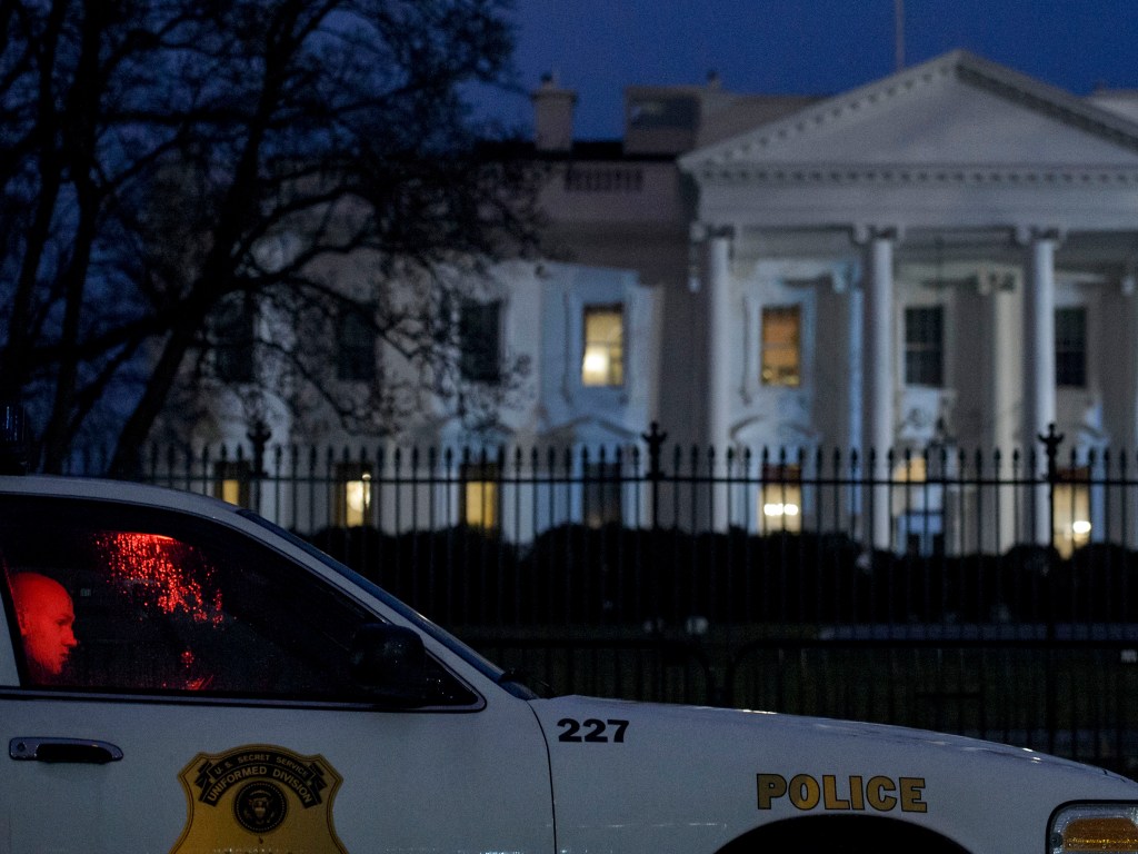 Membro do Serviço Secreto fotografado em seu carro na Avenida Pennsylvania, em frente à Casa Branca, em Washington, DC. Um pequeno drone foi encontrado no local - 26/01/2015