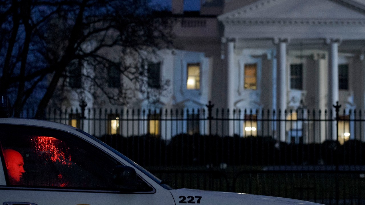 Membro do Serviço Secreto fotografado em seu carro na Avenida Pennsylvania, em frente à Casa Branca, em Washington, DC. Um pequeno drone foi encontrado no local - 26/01/2015