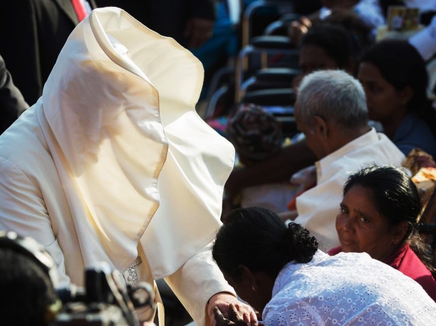 Fiéis saúdam o papa Francisco durante a missa de canonização do missionário José Vaz no Sri Lanka - 14/01/2015