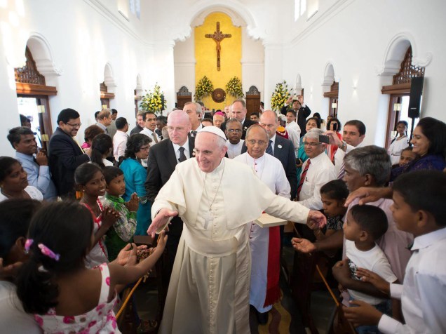 Papa Francisco saúda os fiéis na chegada a Manila, nas Filipinas - 15/01/2015