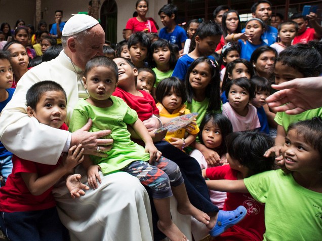Papa Francisco se reúne com crianças durante visita a uma fundação em Manila, nas Filipinas - 16/01/2015