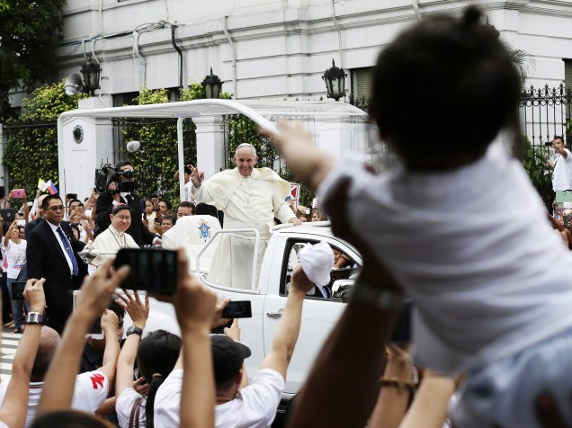 Devotos usam tablets e celulares para fotografar durante passagem do papa Francisco pelas ruas de Manila, nas Filipinas - 16/01/2015