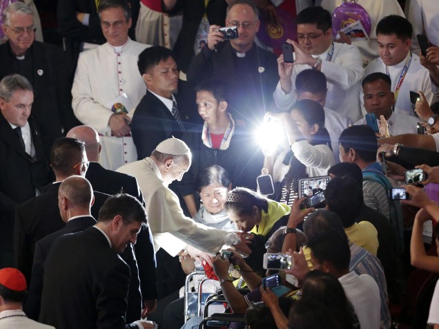 Papa Francisco abençoa um fiel durante cerimônia em Manila, nas Filipinas - 16/01/2015