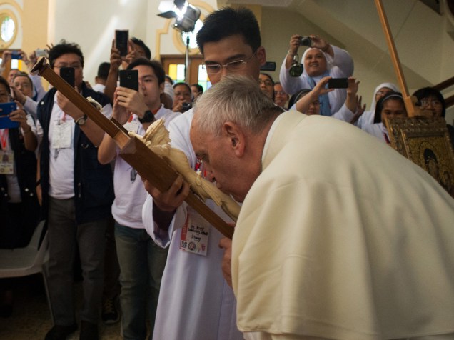 Papa Francisco beija imagem de Jesus durante encontro com os sobreviventes do tufão Haiyan em 2013, durante visita a Sri Lanka e às Filipinas - 17/01/2015