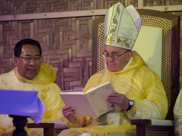 Papa Francisco conduz os fieis da cidade de Tacloban durante sua visita às Filipinas - 17/01/2015
