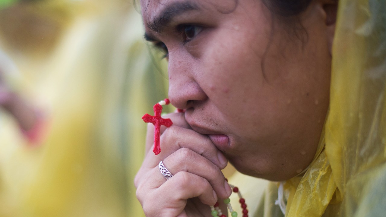 Devota segura seu terço durante visita de Papa Francisco à cidade de Tacloban, nas Filipinas - 17/01/2015